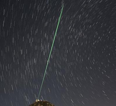 Un laser e uno specchio fan le stelle più nitide