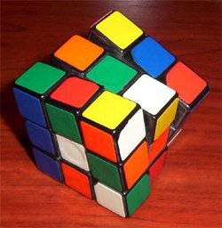Un robot alle prese con il cubo di Rubik