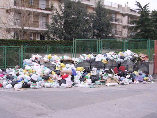 Napoli, i rifiuti non aspettano
