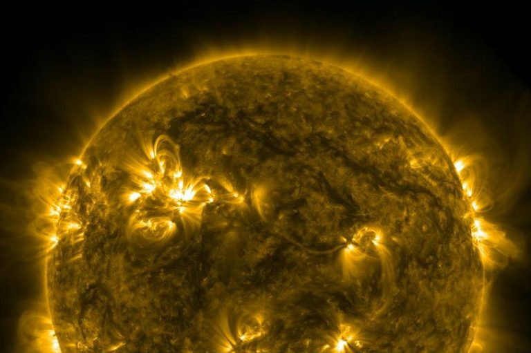 La cometa che ha attraversato il Sole