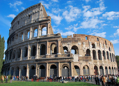 Dopo la Torre di Pisa, anche il Colosseo pende