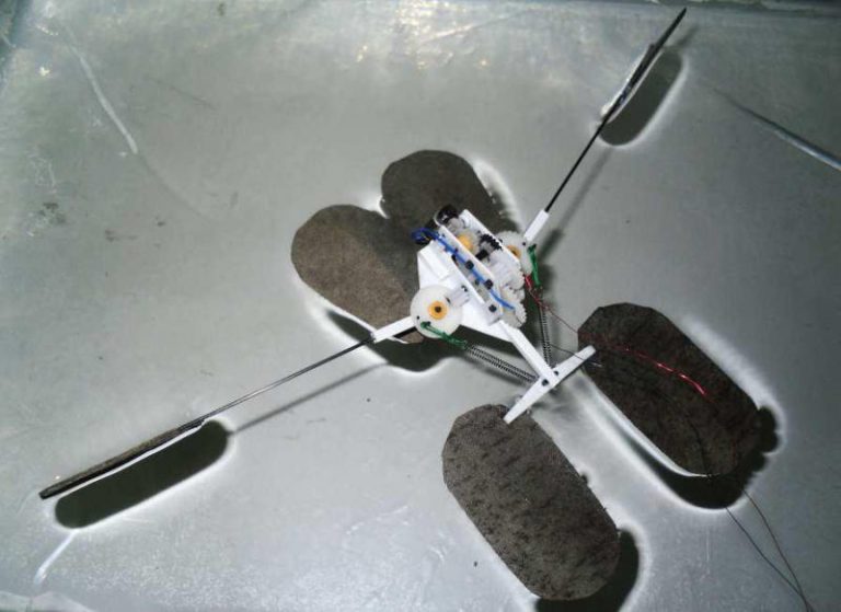 L’insetto robot che salta sull’acqua