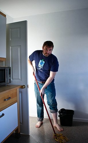 Maschi, più aspirapolvere = meno sesso