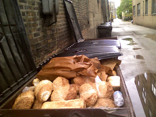 Quanto cibo sprechiamo e perché