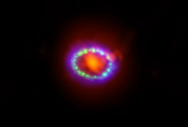 Alma e la super fabbrica di polvere stellare