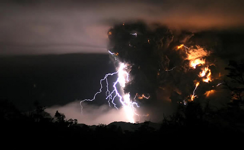 Fulmini vulcanici in laboratorio