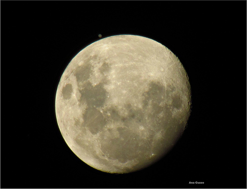 La Terra ha spremuto la Luna come un limone