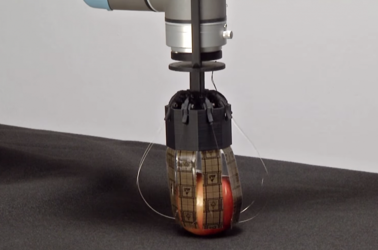 Il robot che muove gli oggetti con l’elettricità statica