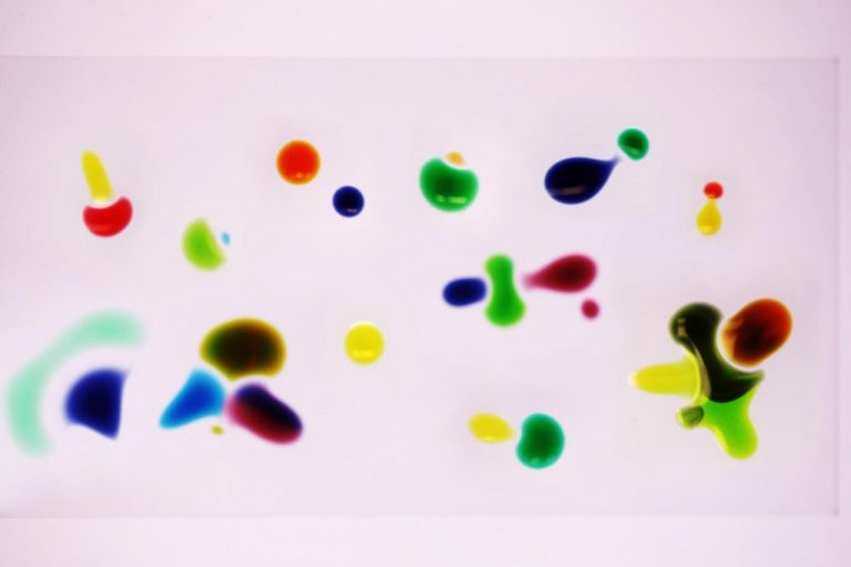 VIDEO: la danza delle gocce arcobaleno