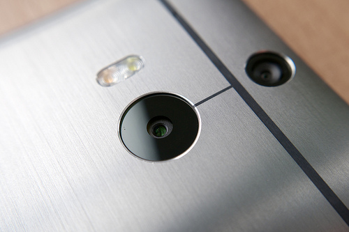 Lo smartphone che ci riconosce dalle orecchie