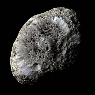 La sonda Cassini su Iperione, la luna di Saturno