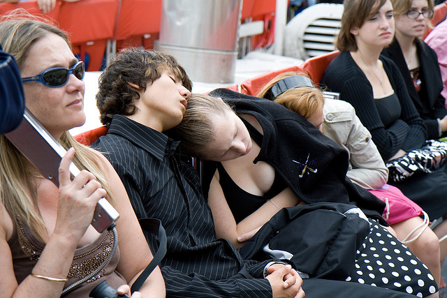 No, non dormiamo meno dei nostri antenati