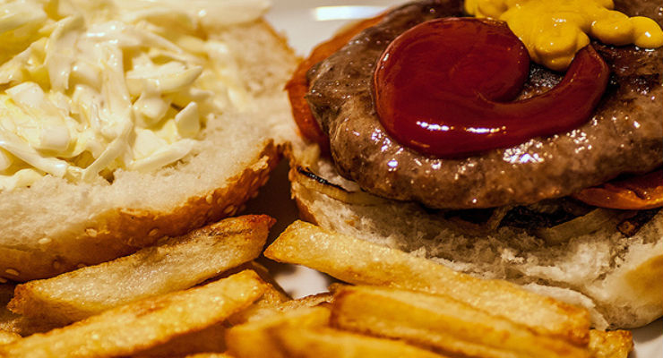 Perché dormire poco vi fa mangiare male