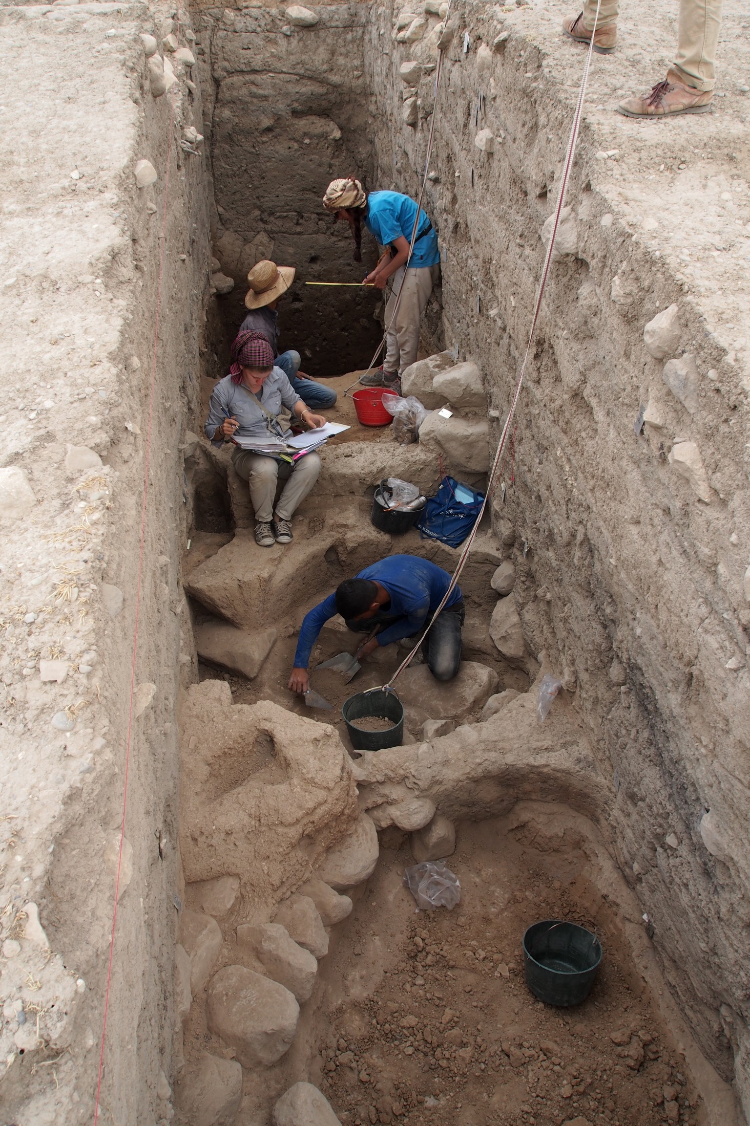 Ausgrabungen hinab zu den bronzezeitlichen Schichten in der Oberstadt von Bassetki.