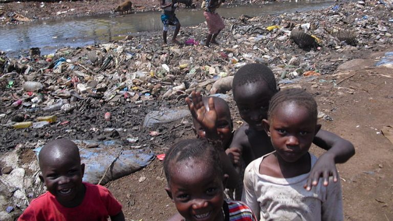 Quasi due milioni di bambini muoiono ogni anno a causa dell’inquinamento