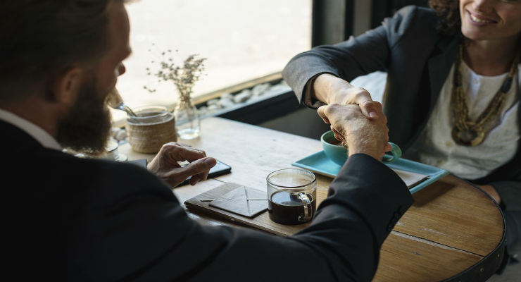 Perché ci fidiamo di alcuni estranei più che di altri?