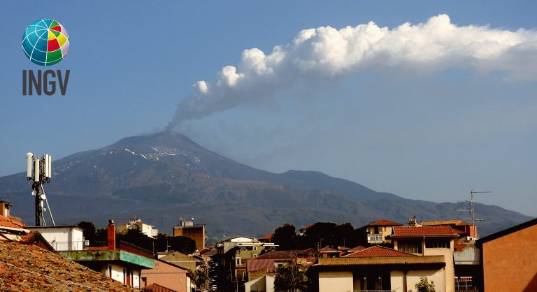 L’Etna sbotta: le immagini dell’eruzione lampo