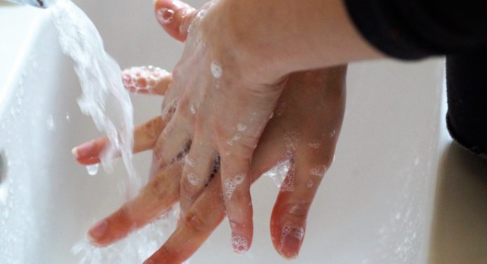 lavare mani coronavirus pelle covid contagio superfici
