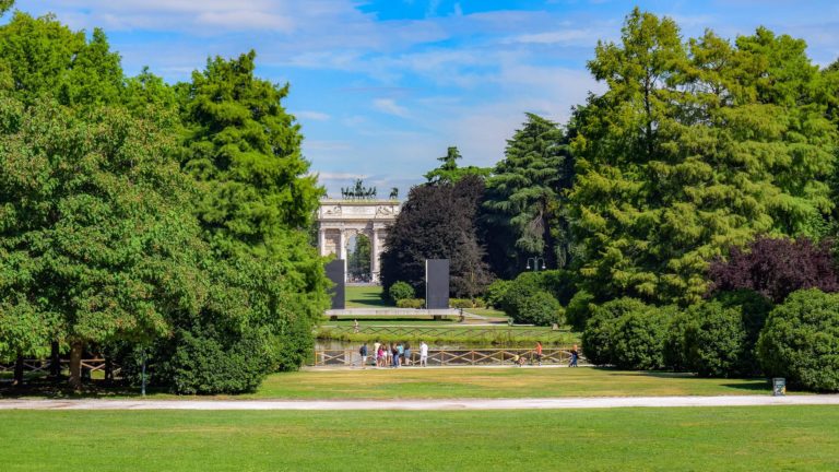 Abitare vicino a parchi e giardini protegge la salute mentale